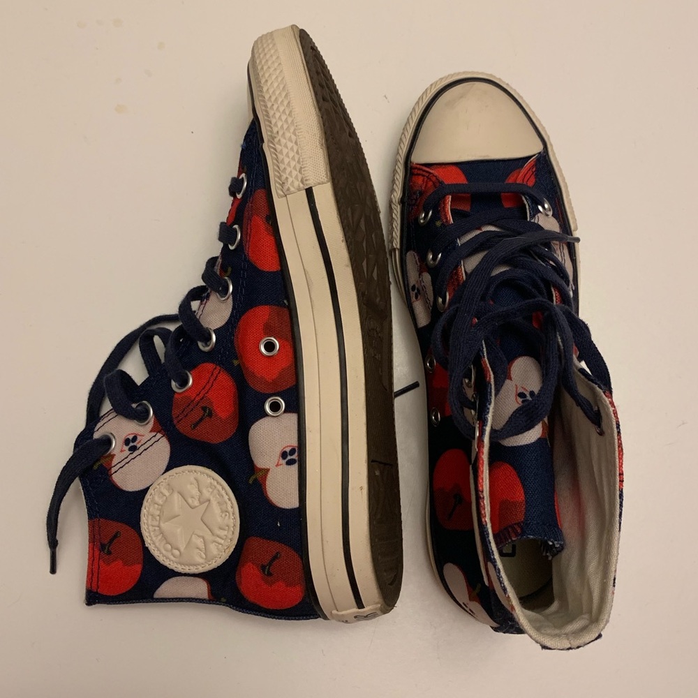 🎯sold🎯Converse High Top Apple design sz 8